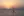 Ein Windsurfer surft bei Lo Stagnone bei Sonnenuntergang.